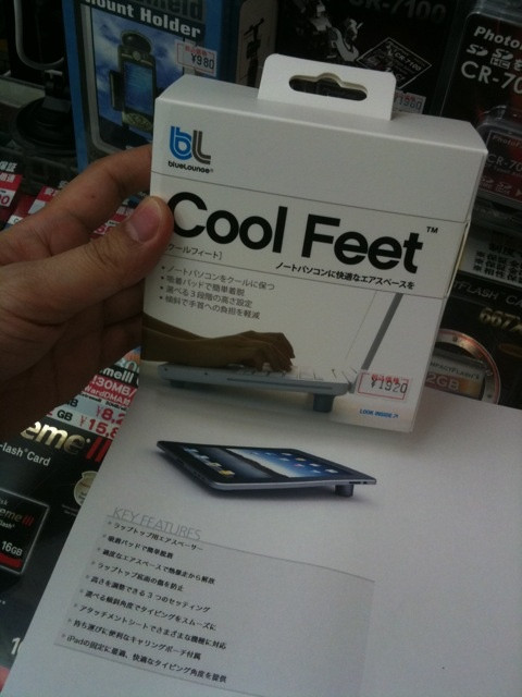 iPadの固定に最適というスペーサー。裏面に貼りつけることで快適なタイピング角度を提供するという。元々はノートPC向け。パソコンハウス東映に入荷。1920円。