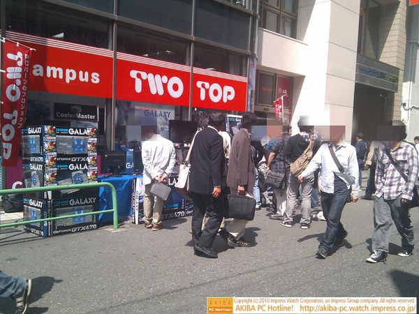TWOTOP前でGALAXYの店頭イベント実施中。レースクイーンような衣装を着た女性も2名いる。