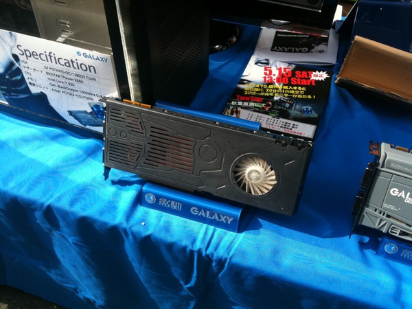 1スロット仕様のGTX 470カードがGALAXYのツートップ店頭イベントで展示中。発売時期などは未定とのこと。