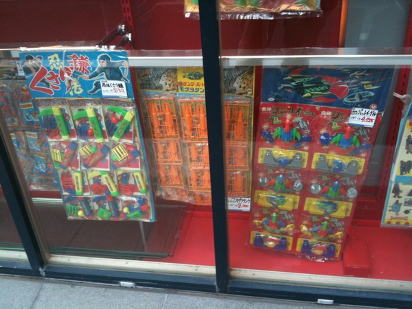 まんだらけショウケースその2は、駄菓子屋さんで昔売ってた系(?)のおもちゃ。ワタシ、リアル世代じゃないはずなんだけどなんだか懐かしい。(編集S)