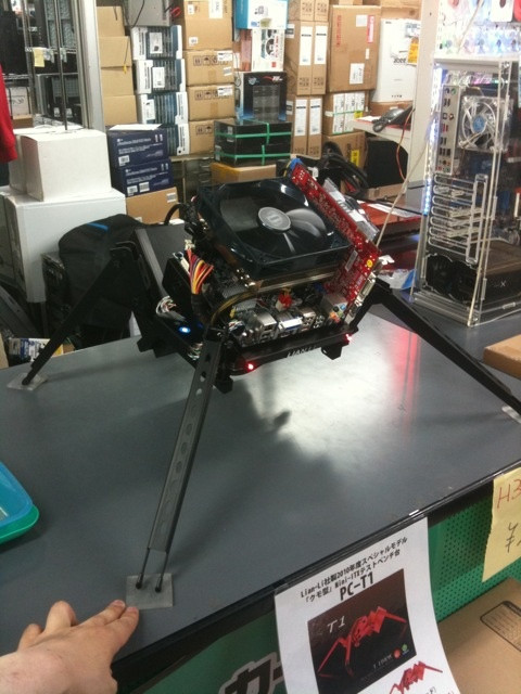 LIAN-LIの蜘蛛型Mini-ITXケースがツクモパソコン本店で展示中。Mini-ITXなのにかなりスペースをとっている・・・