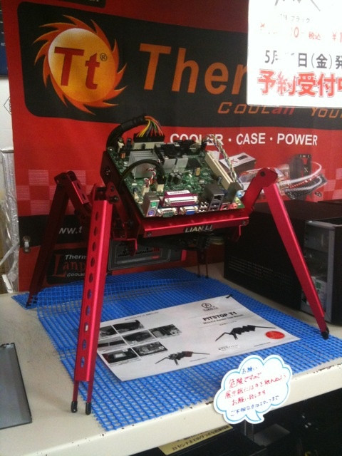 LIAN-LIの蜘蛛型Mini-ITXケース。T-ZONEでは赤色モデルを展示中。何となくグラディウスIIのラストを思い出すのは色が赤いからだろうか・・・。