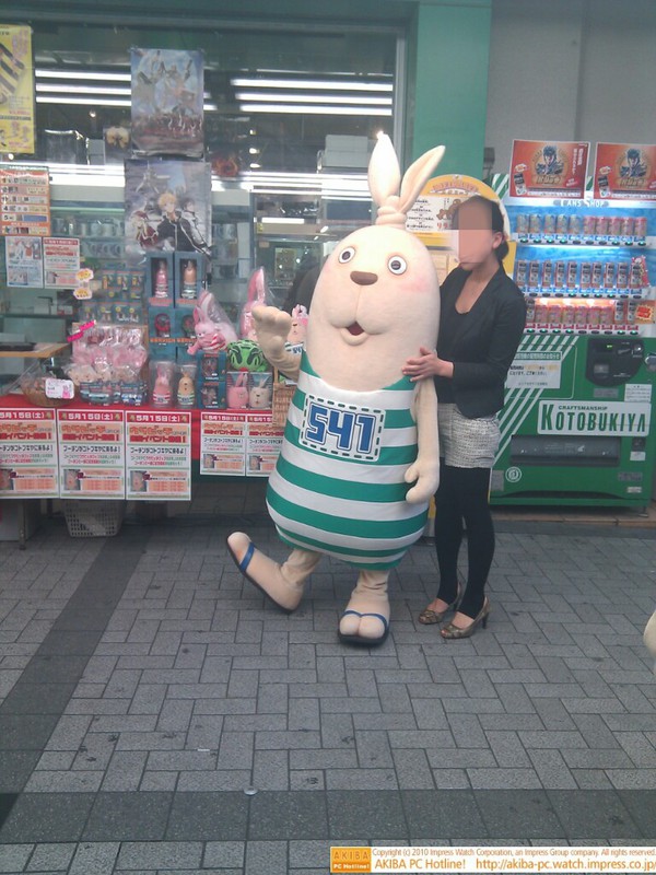 ラジオ会館1Fのコトブキヤ前でウサビッチの着ぐるみ登場。ツーショット写真撮影にも応じている。