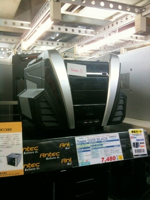 AOpenの新しいmicroATXケース。TSUKUMO ex.で7480円。「仮面ライダーの顔に似ている」（同店）という話なんですが・・・。似ているかな？