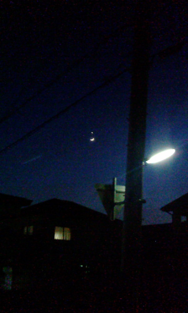 月と金星。私は携帯でこんな程度。