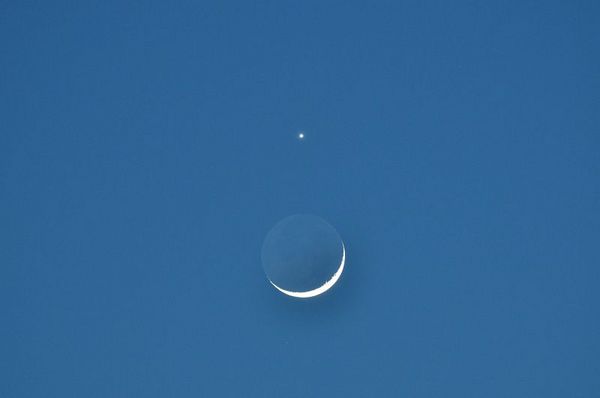 19時30分の月と金星（神戸市垂水区）。ミニボーグ60ED(D=60mm,f=350mm)+NikonD5000。ISO800、露出1/4秒。