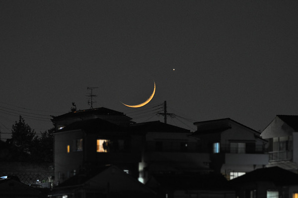 

沈みゆく月と金星（神戸市垂水区）。ミニボーグ60ED(D=60mm,f=350mm)+NikonD5000。20:56、 ISO1600、露出 1/2秒。