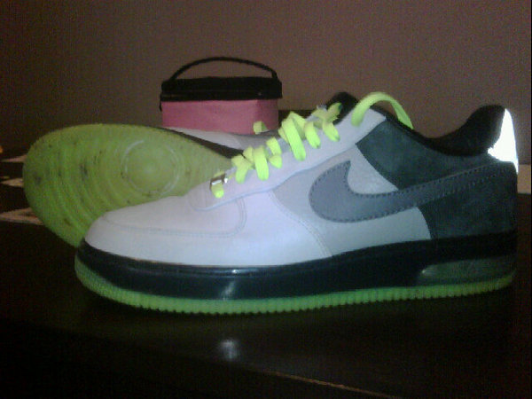 Meet the new shoes. They are FLYYYYY. (PS - ignore the pink lunchbox)