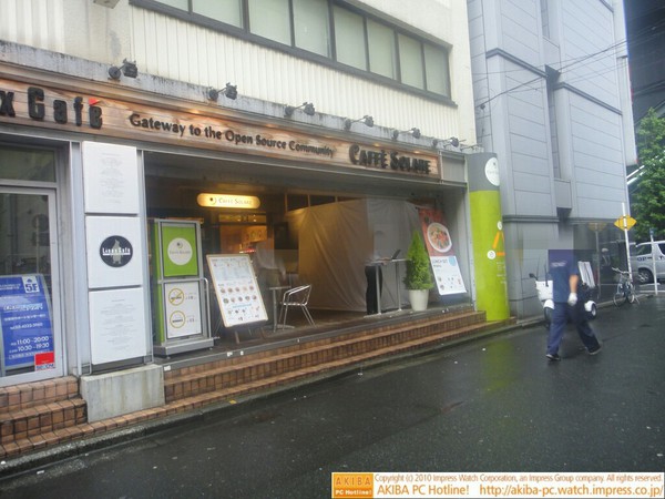 リナカフェのテラス部分が半分工事中。囲いのある部屋のようなものが出来ている。現在残り半分のテラス部分は工事業者が使用中。同店の公衆電波が使えるエリアが狭くなるかも？