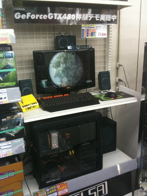 ツクモパソコン本店でGeForce GTX 480の動作デモを実施中。ちなみにスピーカーは5.1ch環境になっています。