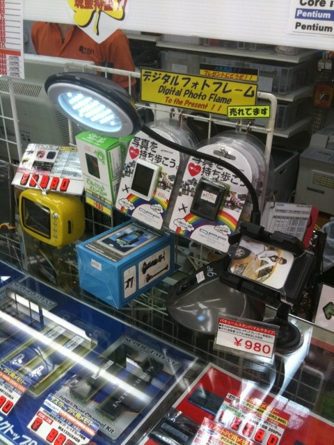 LEDが36個ついたUSBスタンドライトがテクノハウス東映に再入荷。結構問い合わせがあったらしい。980円。