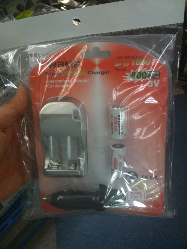 CR123Aの充電式リチウムイオン電池、というのが若松通商で販売中。充電式、というのは珍しいんじゃないかなと。600mAh x 2個で3680円。ノーブランド品。若松通商にて。
