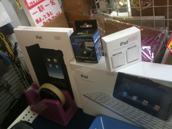 iPadの純正ケースとCamera Connection Kitが三月兔2で販売中。価格は5980円/4980円。純正ケースは液晶カバーやスタンドとしても使えるようです。