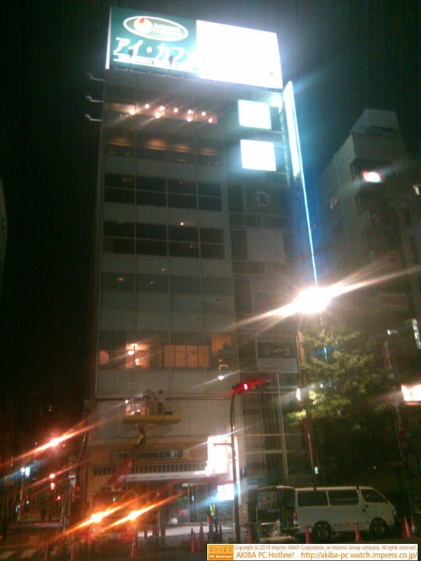 AKIBA PLACEで2F部分にある大型電光看板を差し替え中。新しいテナント用か？