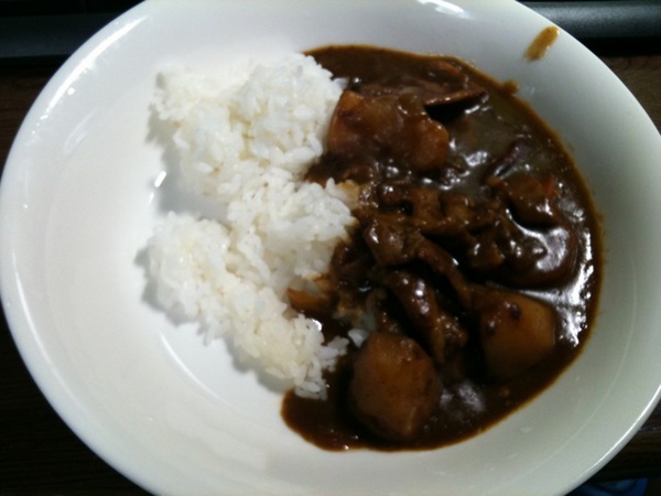 朝ご飯はカレー。いただきます。