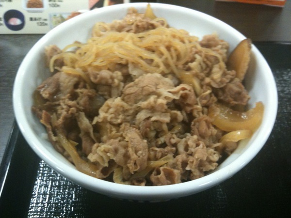 今夜はなか卯で牛丼。食べ終わったら会社戻って、また仕事。早く帰りたいが、遅くなりそうだ。