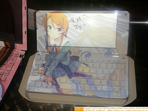 VAIO Type Pの「俺の妹がこんなに可愛いわけがない」アニメ化記念痛PC。 @akiba_ten_M 氏の最新作。いつものようにキーボード、画面周囲、天板にすべてシールが貼られている。