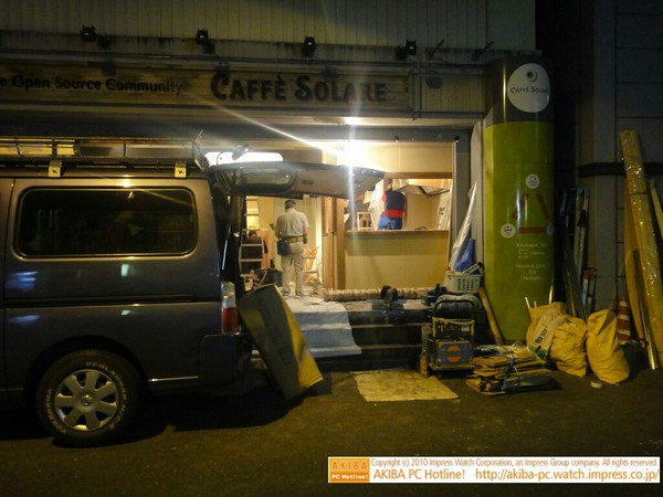 リナカフェのテラスで工事中の販売ブースらしきものが深夜作業でだいぶ進んでいる模様。