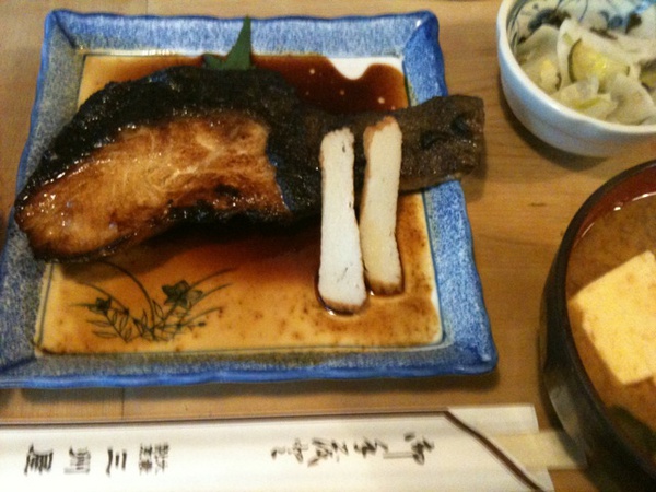 飯田橋の三州屋なう。銀ムツの照り焼きいただきます。