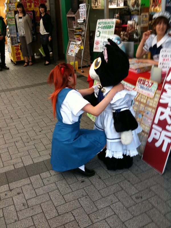 猫店長はハグ機能付き。アスカのコスプレイヤーもハグされていました。