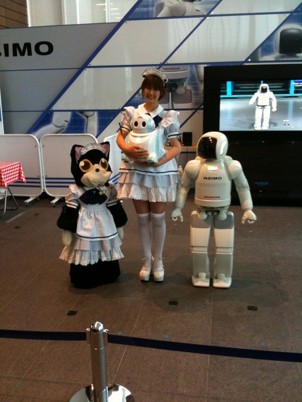 ASIMOとの集合写真。「ロボットハーレム幸せです」(増田さん)とのこと。