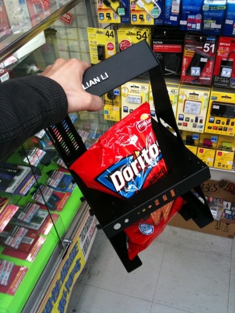 昨日発売されたLIAN-LIのパソコンデスク風Mini-ITXケースでお菓子を運ぶ？パソコンハウス東映で目撃。
