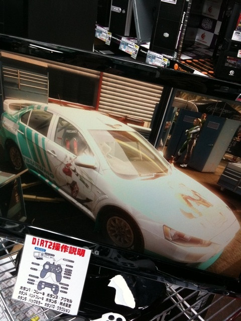 つくもたん仕様の痛車が登場。ただし、ゲームの中の話。ツクモパソコン本店 3Fスタッフ作成。ゲームはDiRT2。