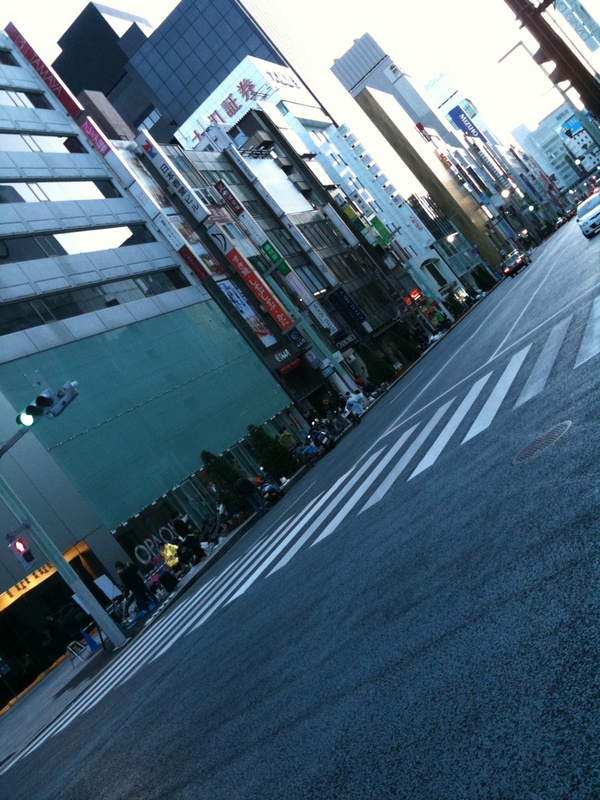 銀座のiPad当日購入者の列は4時半の段階で150人前後。在庫数が気になる所です(編集k