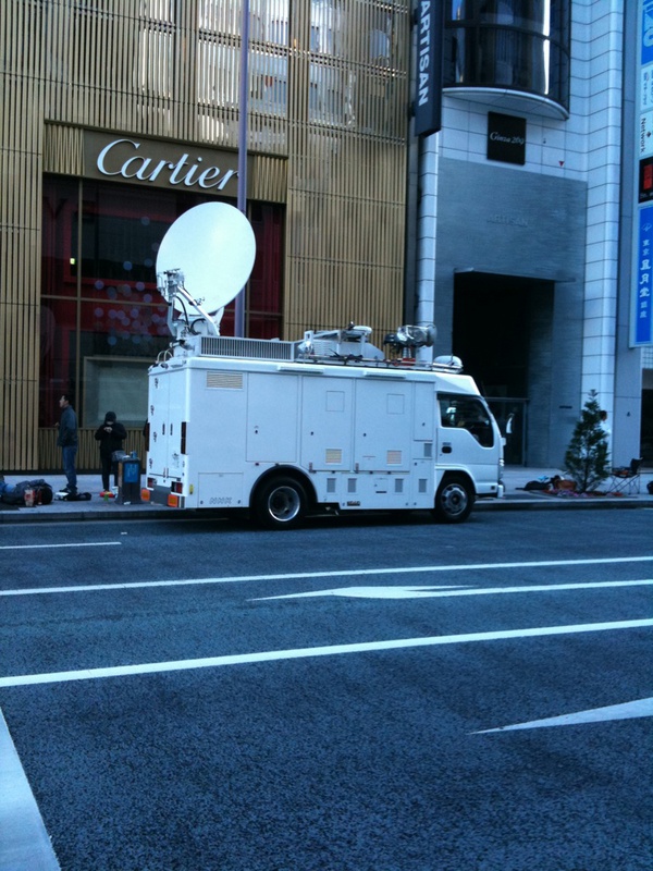 銀座にNHKの中継車が来ました。iPad発売の状況は即放送されるのかも(編集k 