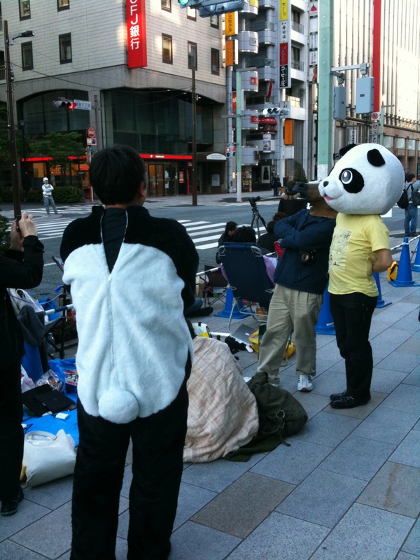 銀座はメディア関係者も増えて来ました。パンダの人は取材を受けていました(編集k