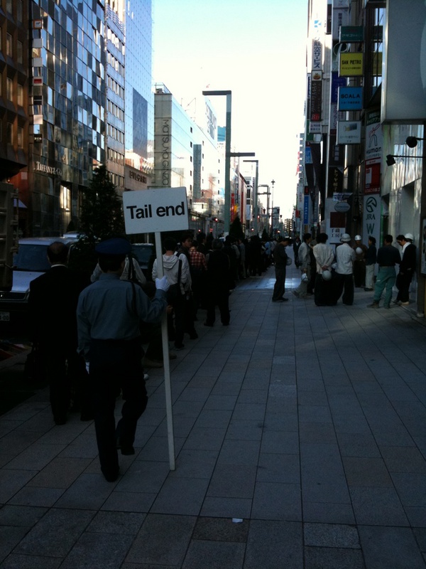 銀座でiPadの当日販売分に並んでいる人は6時の段階で210人前後です(編集k