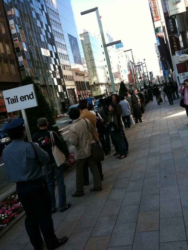 銀座のiPad当日販売分を待つ列は7時過ぎの段階で390人前後になっています(編集k