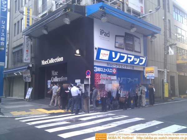 ソフマップMac Collection前は40人近くがこじんまりと…。