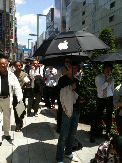 銀座なう。あっぷる前は、リンゴマークのかさをさした人で大行列。