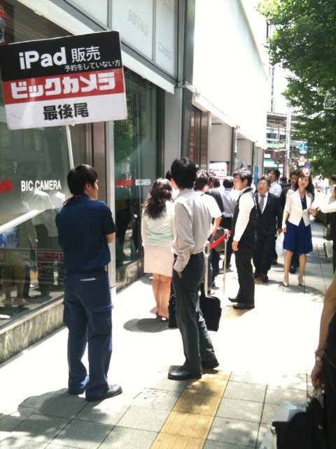 有楽町のビックカメラは整理券を求める短い行列があるだけ。
