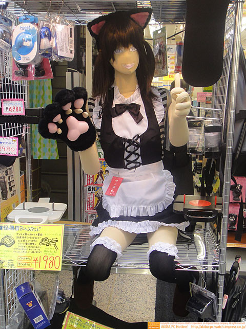 今日のサンコーちゃん。メイド服着て、目と鼻が付いた。