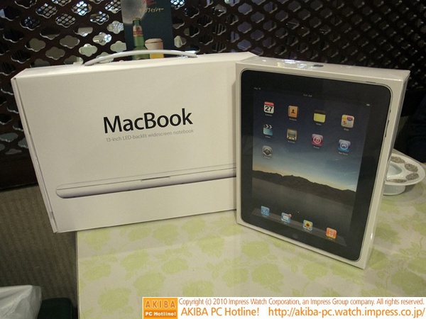 銀座のApple Storeに並んだ結果ですが、編集kはMacBookを、一緒に並んでくれたT君はiPadを無事に購入できました(編集k