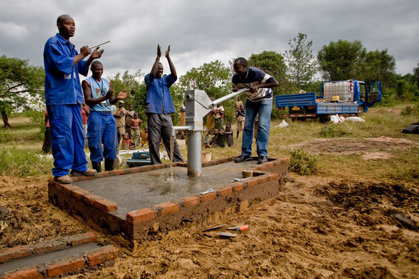 Drillers celebrate completion of new @charitywater well in Rwanda. Story / photos here: http://bit.ly/135RXD (pic by @estherhavens & @wishing_well)