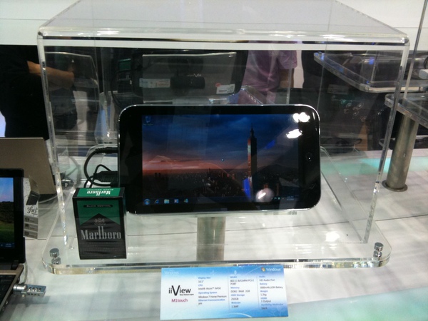 MicrosoftブースでたくさんのタブレットPCが展示されてた。iPadの影響で今後も増えそうね