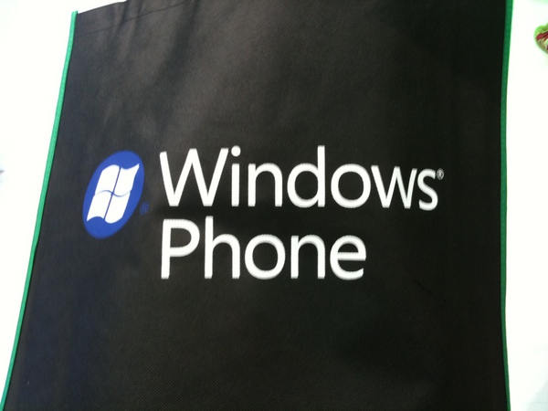 WindowsPhoneと大きく書かれたバッグげと