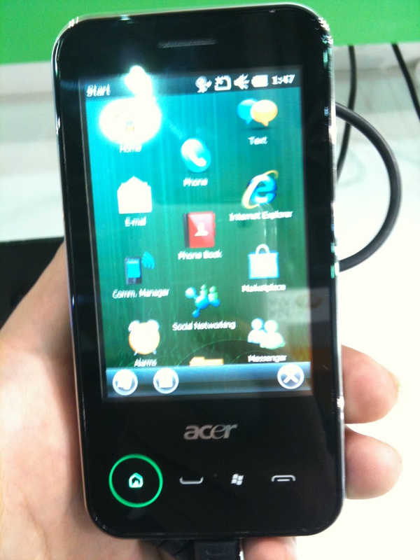 iPhoneでWindowsPhoneを撮るという、ある意味シュールな行為。写真はAcer製。かなりぬるぬる動いてた