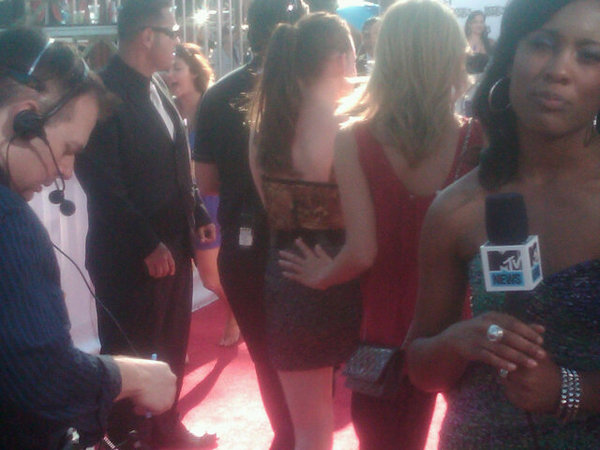 Best pic I could snap of kristen stewart #kstew she had to rush inside! 