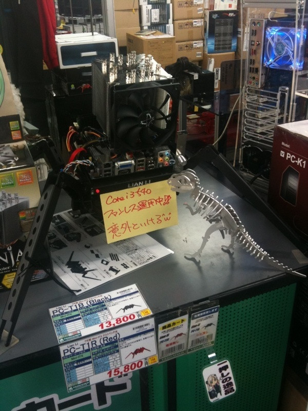 ツクモパソコン本店 3FでCore i3-540のファンレスデモを実施中。クーラーはサイズのNINJA3でファンは停止状態。展示の様子は巨大蜘蛛vs恐竜にも見える。