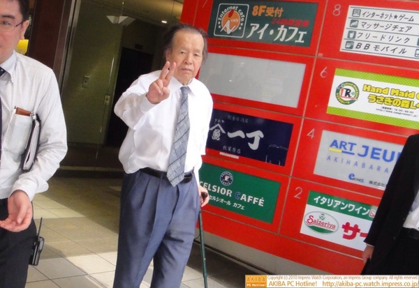なんとハマコーがアキバなう。AKIBA PLACEのエレベーターから出てきたところを撮影(本人許可あり)。ネットカフェ・アイカフェ秋葉原店で単行本の取材で来ていたとのこと。店内では客と一所にゲームをしていたとか。