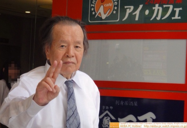 AKIBA PLACE玄関前でピースサインのハマコー氏。