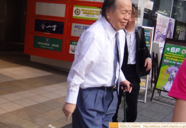 AKIBA PLACEから黒リムジンに乗り込むところのハマコー氏。