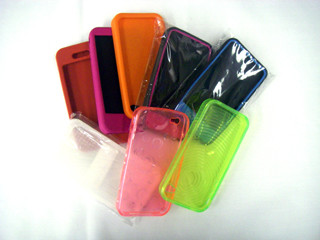 おはようございます！iPhone4に胸をはずませている者の一人です！さて、iPhone4用ケース数種類をメーカーさんより借りてきました。どんな感じか見たい方はぷらっとお店に遊びに来てくださいね♪