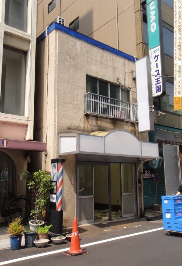 Macの中古などを扱っていた「SPACE'Kこまつでんき」(旧ツクモケース王国の隣)が閉店し、現在店舗は空き状態に。 