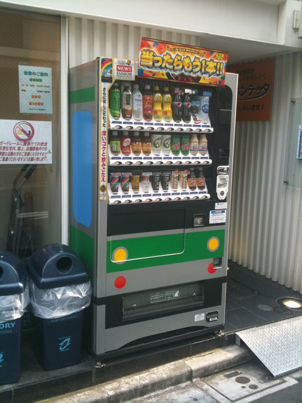 今頃気がついたんですが、ポポンデッタ前の自販機って、山手線風だったんですねw