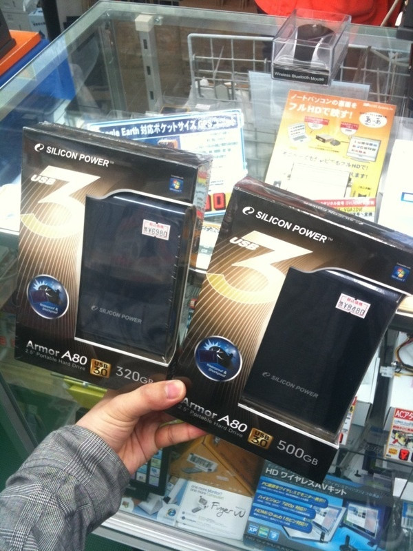 防水仕様でUSB 3.0対応のポータブルHDDがテクノハウス東映に入荷。320GBモデルが6980円、500GBモデルが8480円。IPX7。
